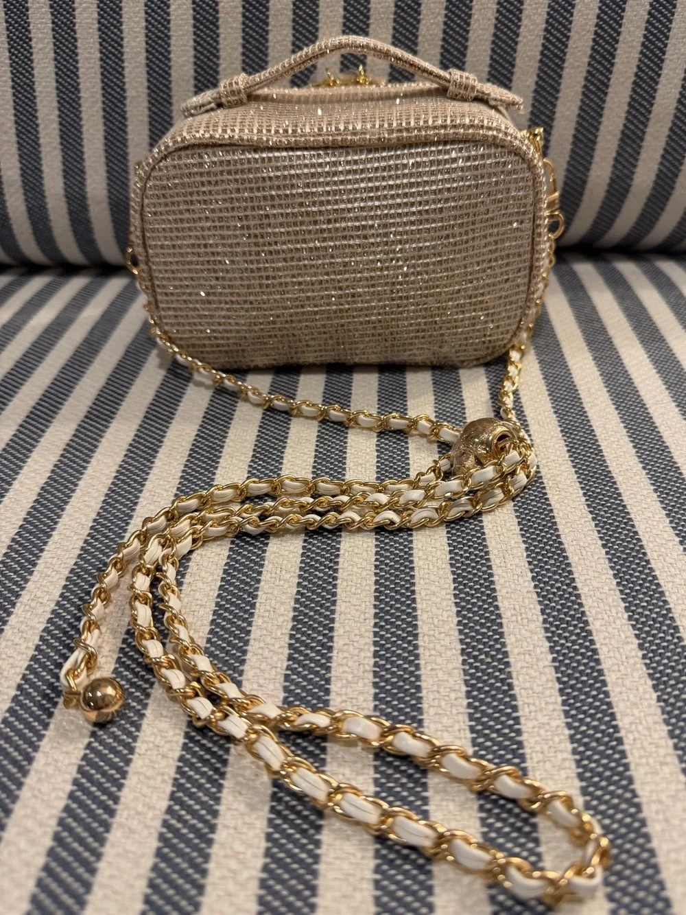 DIOR Beauty”CD” Gold 🏆 Metallic Vanity Case with Top Handle. c/w Chain Strap🏆❤️